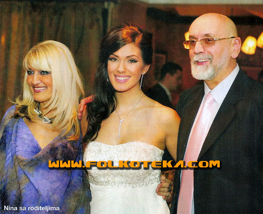 Nina Radulovic sa roditeljima vencanje
